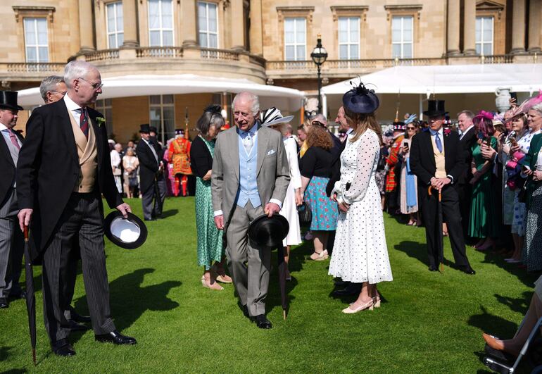 Carlos III fue recibido con aplausos y muestras de cariño en el Royal Garden Party en el Palacio de Buckingham. (Jordan Pettitt / POOL / AFP)