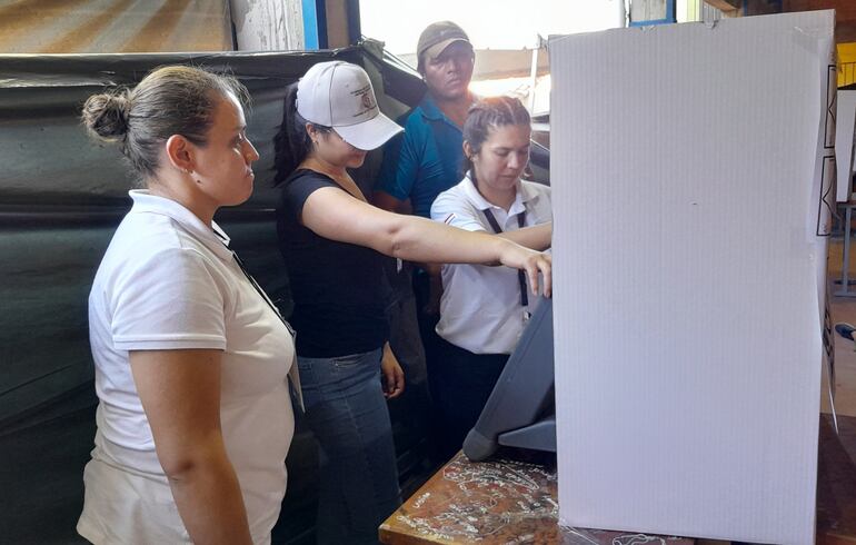 Las autoridades de mesa electoral se encargaron de poner a punto las urnas electrónicas antes de la jornada comicial.