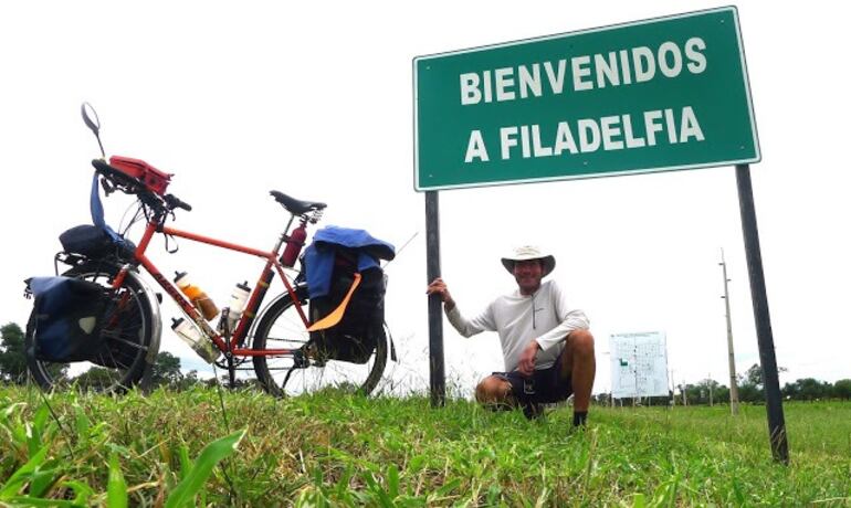 Mark Wallis, cicloturista británico y activo miembro de Warmshowers, a su paso por Filadelfia, Chaco paraguayo.