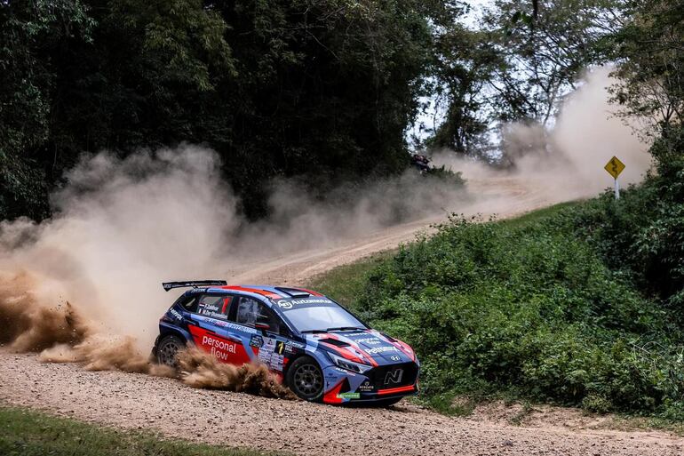 Fau Zaldívar y Marcelo Der Ohannesian ganaron hoy el Rally de Santa Cruz, tercera prueba del Sudamericano de Rally FIA Codasur, y ascienden a la punta del campeonato continenal.