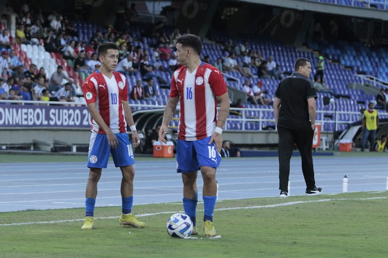 Matías Segovia (i), mediapunta de la selección paraguaya, durante el Sudamericano Sub 20 en Colombia.