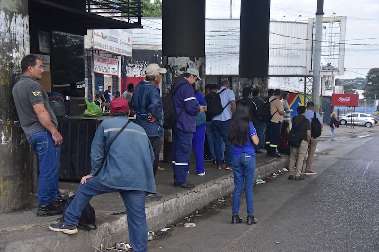 Pasajeros se acumulan en paradas mientras esperan por los buses, que circulan con menor frecuencia. Esa aglomeración evidencia las reguladas.