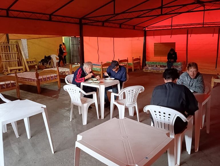 Imágenes del refugio de la Secretaría de Emergencia Nacional (SEN) en Asunción, esta mañana.