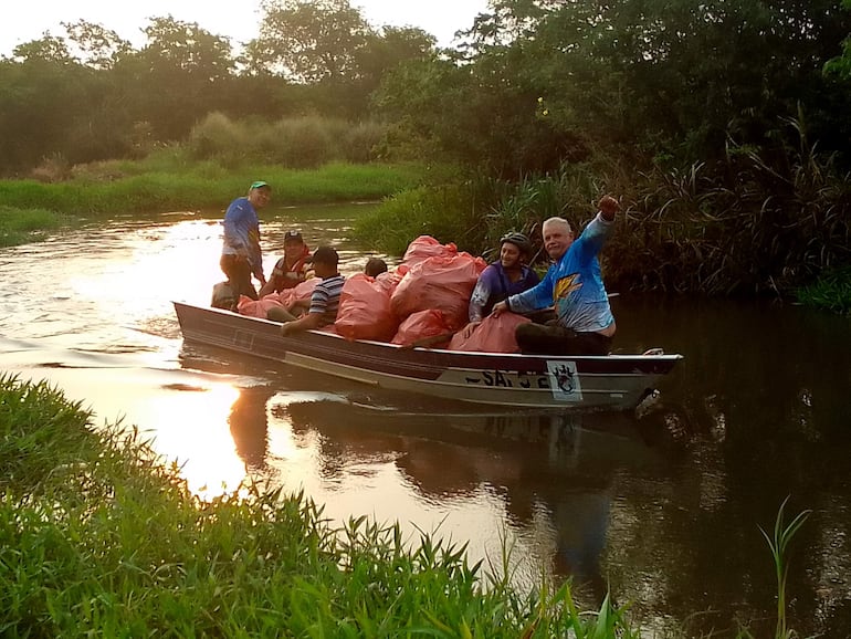 
El traslado de los desechos extraídos del arroyo hasta  la costa del cauce se realiza con embarcaciones pequeñas proveídos por los propios voluntarios 