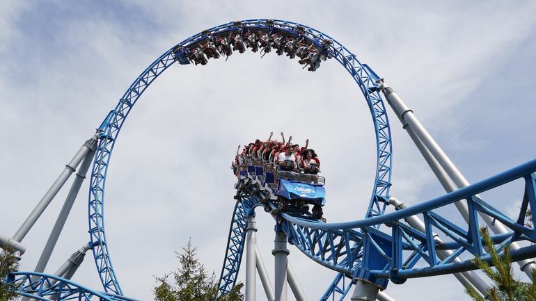 Rust, Alemania: Los jóvenes se divierten en la montaña rusa "Blue Fire" en el parque temático "Europa-Park".