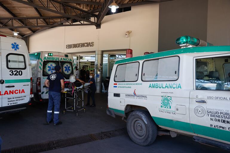 Fotografía del exterior del servicio de urgencias del Instituto de Previsión Social (IPS).