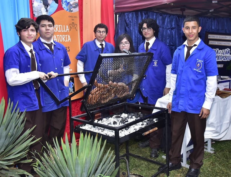 Estudiantes muestran una parrilla giratoria. 