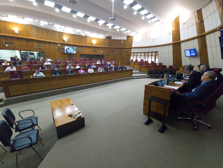 Mesa de trabajo convocada ayer en Cámara de Diputados sobre la televisación del torneo local de fútbol.