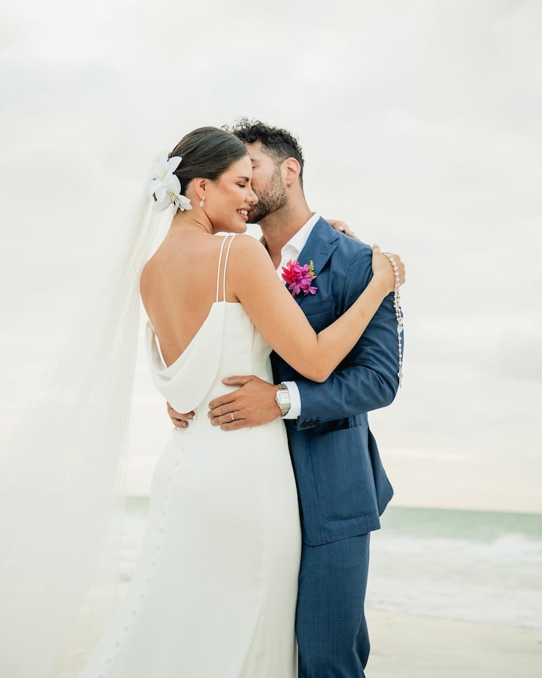 Los recién casados Renato Prono y Alba Riquelme posando a orillas del mar. 
(Instagram/Alba Riquelme)