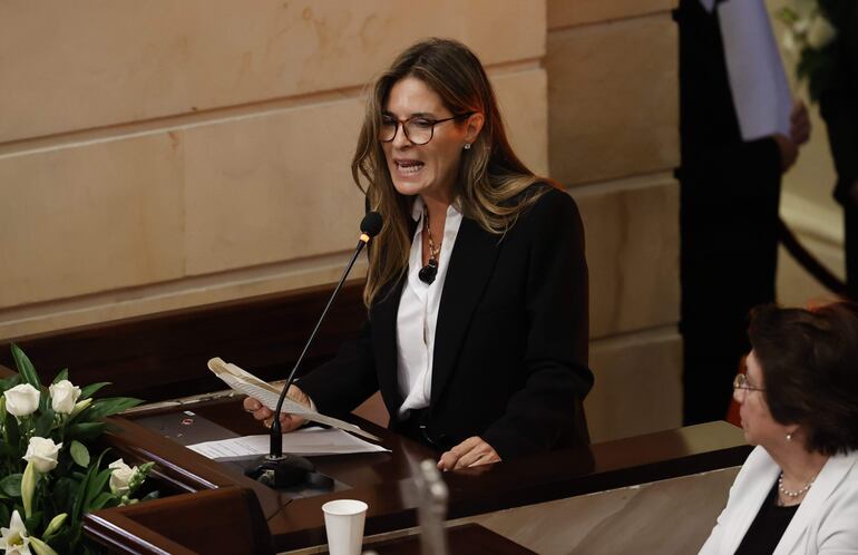 La hija del maestro Fernando Botero, Lina Botero, habla en el homenaje de su padre en la sede del Congreso Nacional de Colombia.