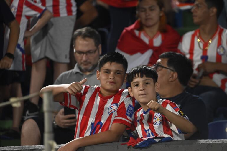 Los hinchas paraguayos en el estadio Defensores del Chaco en la previa del partido frente a Venezuela por las Eliminatorias Sudamericanas 2026.