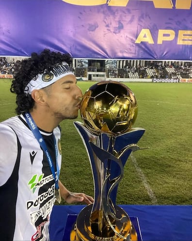 Renzo Carballo, campeón con el Diarangén FC, en Nicaragua.