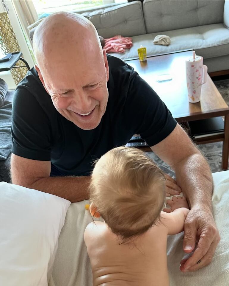 ¡Pura ternura! Bruce Willis sonriendo a su nieta Louetta. (Instagram/Demi Moore)