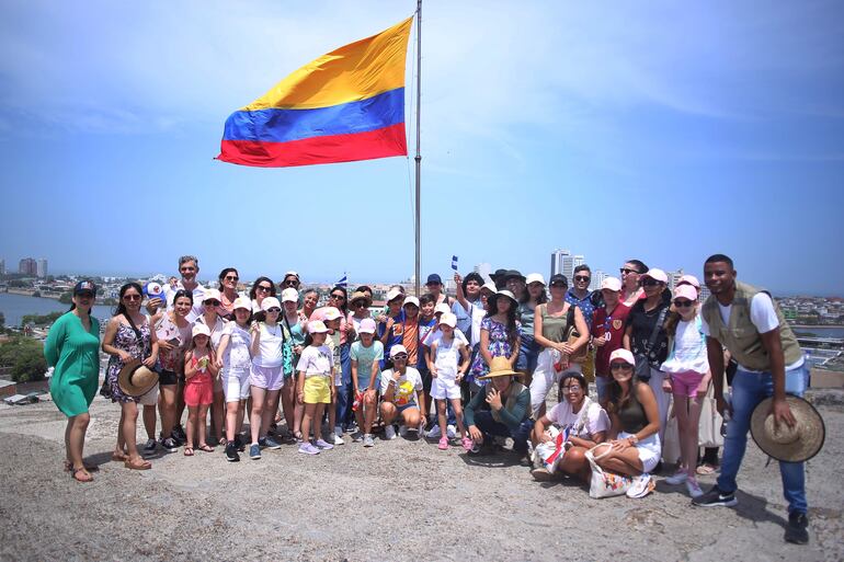 Un grupo de niños ganadores del concurso 'Macondo sí tiene quien le escriba', de la Fundación Gabo y el banco de desarrollo de América Latina - CAF, durante un recorrido por Cartagena de Indias (Colombia). 