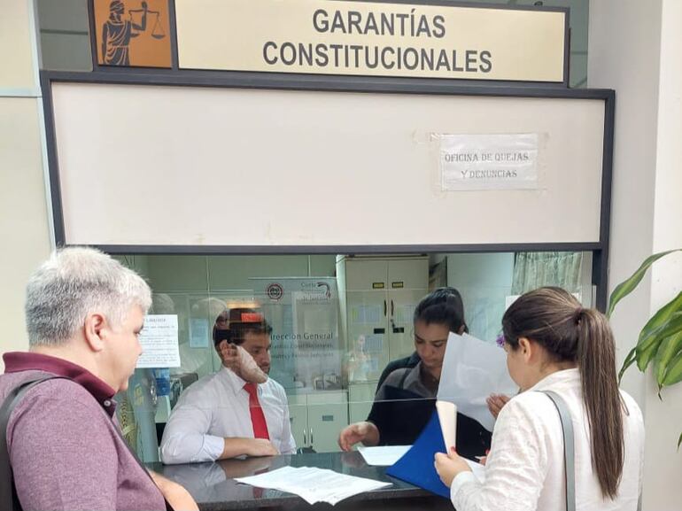 Momento de la presentación del amparo constitucional en contra de la Municipalidad de Luque.