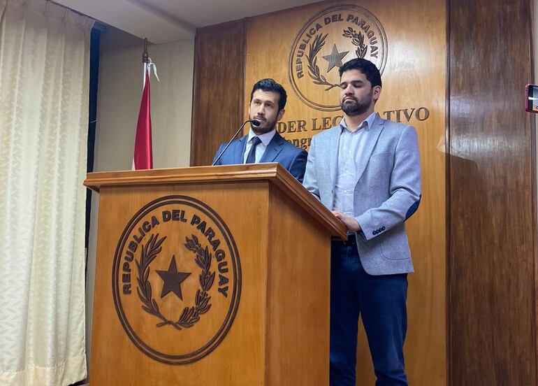 José Luis Torales y Raúl Benítez, del Partido Encuentro Nacional, en conferencia de prensa luego de la disposición de la Contraloría, de abrir sumario.