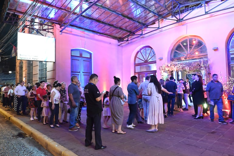 El público ingresando al Teatro Municipal.