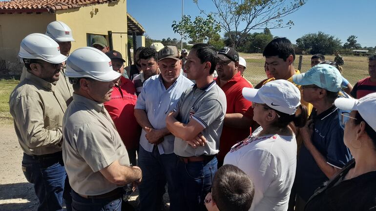 El presidente de la ande, escucha los reclamos de los usuarios de Fuerte Olimpo.