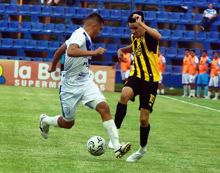 El jugador de Guaraní, Romeo Benítez intenta eludir la marca del defensor Walter Cabrera.