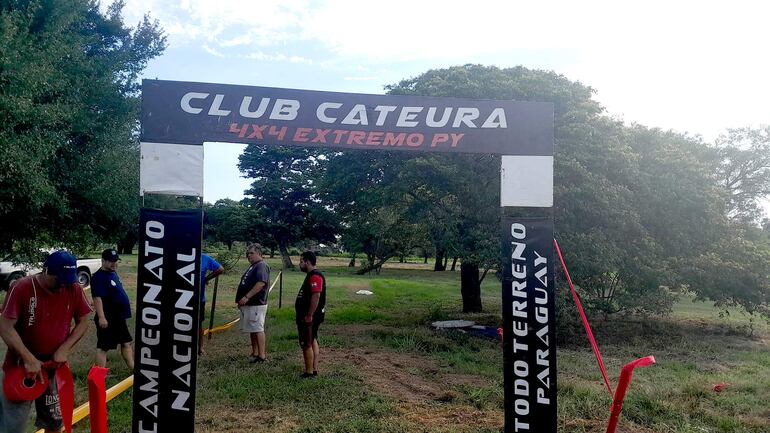 Integrantes de la organización ultimando los detalles para la carrera de hoy.