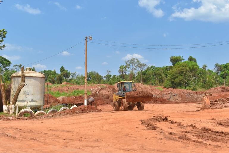 Maquinarias pesadas llevan tierra para el proceso de extracción del oro en la planta industrial. 