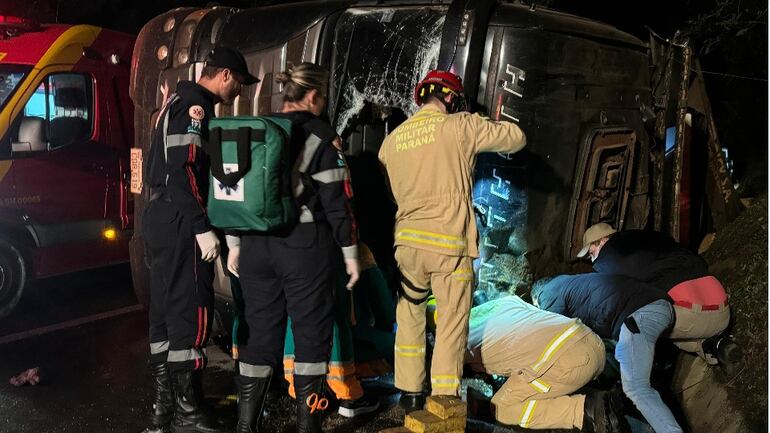 El paraguayo fue rescatado tras quedar con una de las piernas atrapada debajo de la cabina.