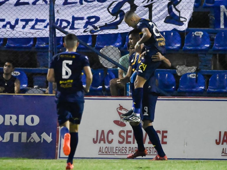 Jugadores del Sportivo Trinidense celebrando el gol de Óscar Giménez ante Ameliano.