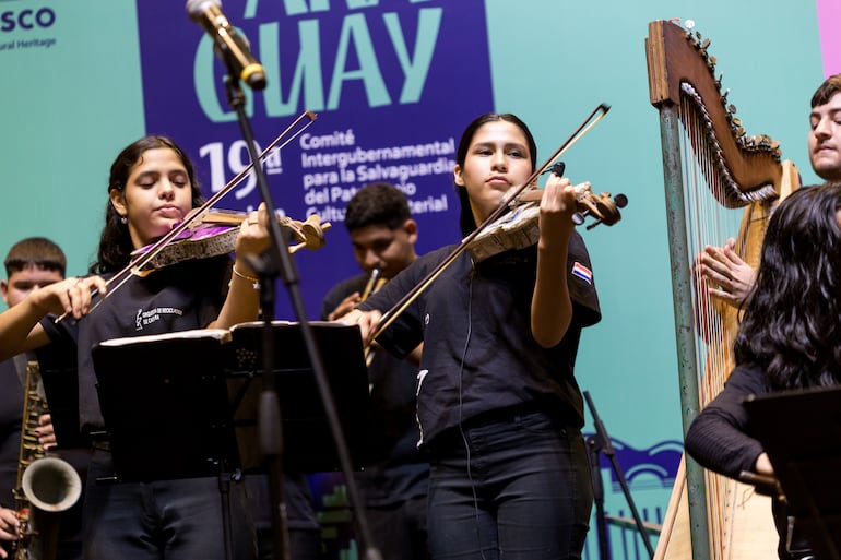 Músicos de la Orquesta de Instrumentos Reciclados de Cateura interpretaron obras de José Asunción Flores.