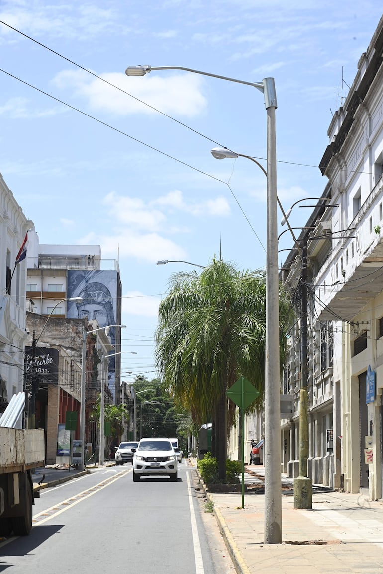 Las nuevas columnas de alumbrado público y sus artefactos ya fueron colocados.