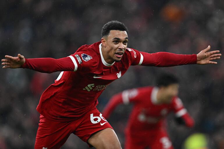 El defensor inglés del Liverpool #66 Trent Alexander-Arnold celebra después de marcar su cuarto gol durante el partido de fútbol de la Premier League inglesa entre Liverpool y Fulham en Anfield en Liverpool, noroeste de Inglaterra, el 3 de diciembre de 2023.