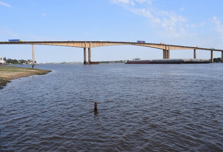 Vista lateral del puente Remanso, que une Mariano Roque Alonso con el Chaco.