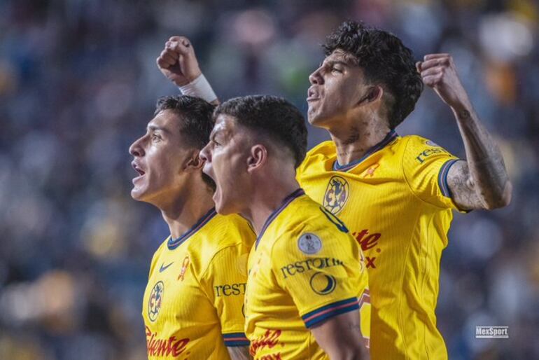 Richard Sánchez (c), jugador de América, celebra un gol en el partido frente a Cruz Azula por la revancha de las semifinales del torneo Apertura 2024-2025 de la LigaMX, en el estadio Ciudad de los Deportes, en la Ciudad de México, México.