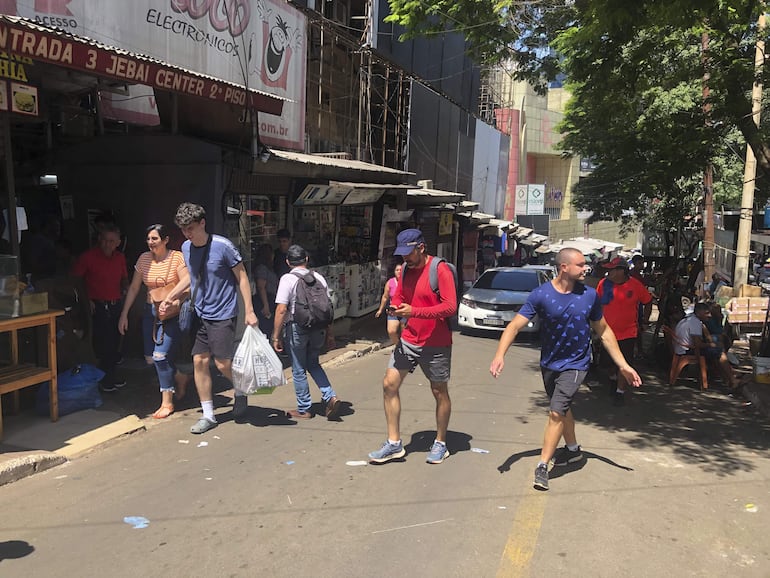 Los clientes en una de las avenidas del circuito comercial de Ciudad del Este este fin de semana.