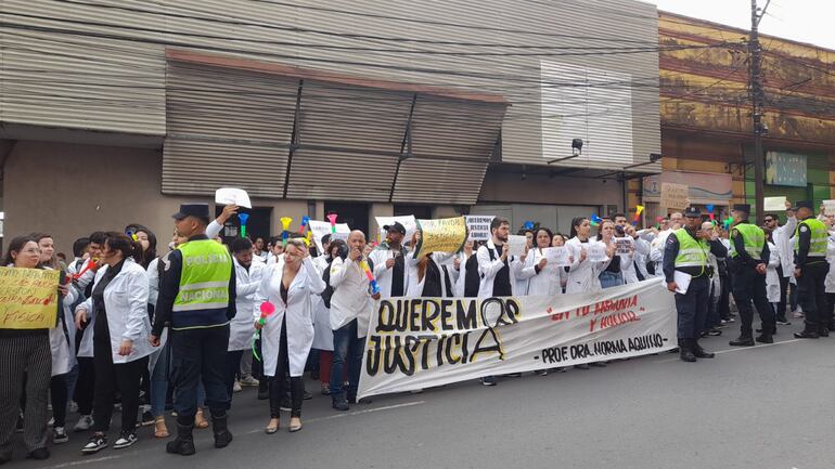 Estudiantes de la Universidad María Serrana aseguran que no levantarán la medida de fuerza hasta que no les entreguen un documento que acredite que les otorgarán sus títulos.