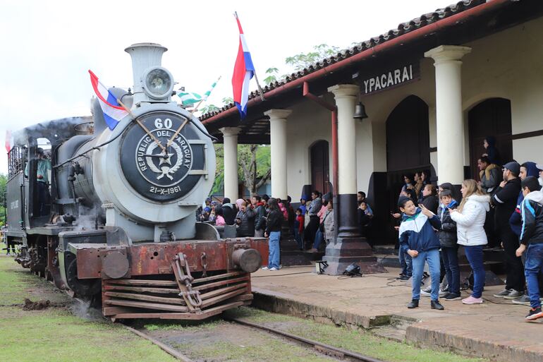 LOCOMOTORA EN MARCHA EN LA ESTACION DE FERROCARRIL DE LA CIUDAD DE YPACARAI
MARTA ESCURRA 13 DE SETIEMBRE DE 2023