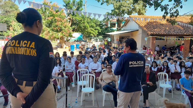 Padres, docentes y alumnos de la escuela San Juan de San Antonio participan de un interesante conversatorio sobre drogas.