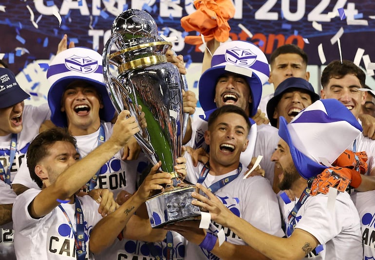 Los jugadores de Vélez levantan la copa de campeones de la Liga Profesional Argentina anoche, tras el partido contra Huracán en el estadio José Amalfitani, en Buenos Aires (Argentina).