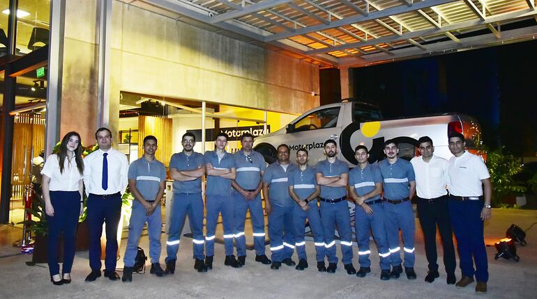 Parte del equipo de colaboradores que ya atiende en Motorplaza.