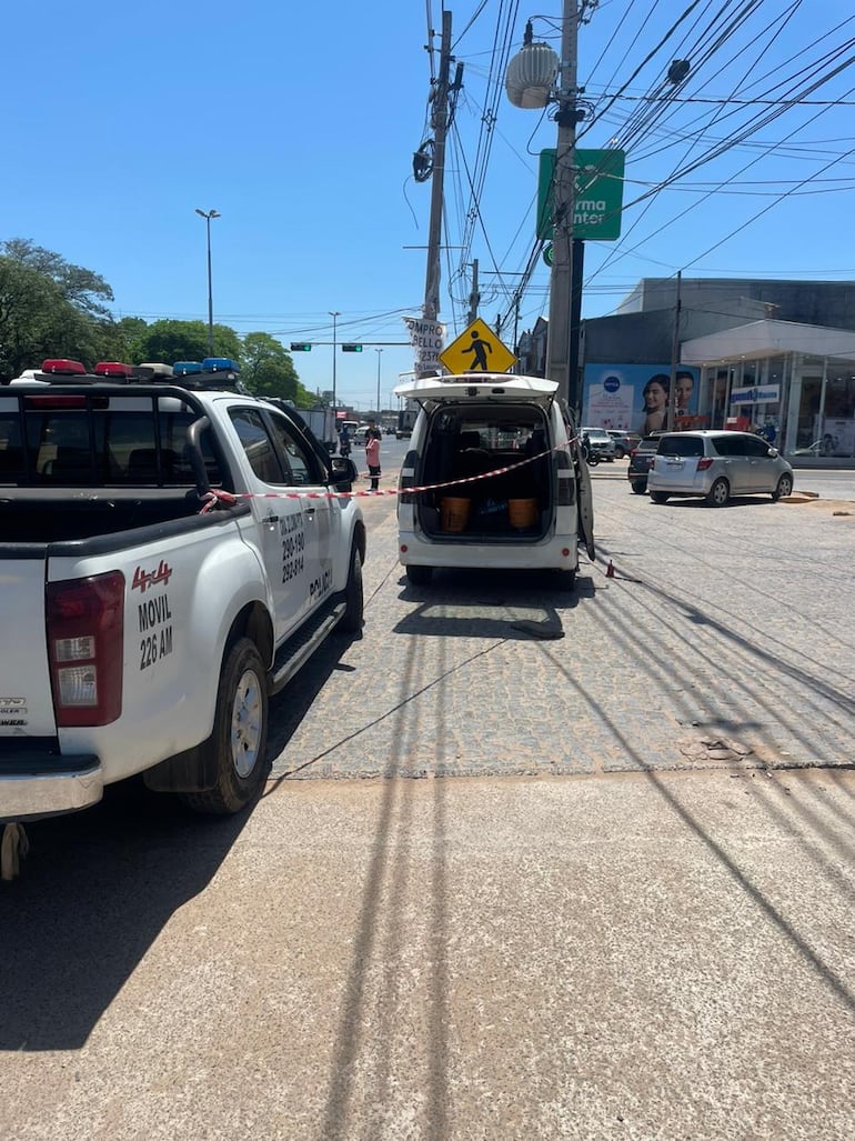 En el asalto, uno de los delincuentes estaba a cara descubierta, mientras que el otro tenía casco.