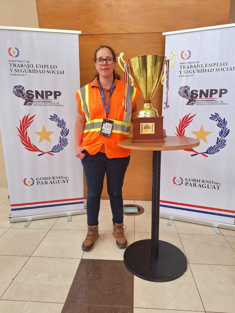 Ingrid Siomuch con el trofeo del concurso de maquinarias pesadas.