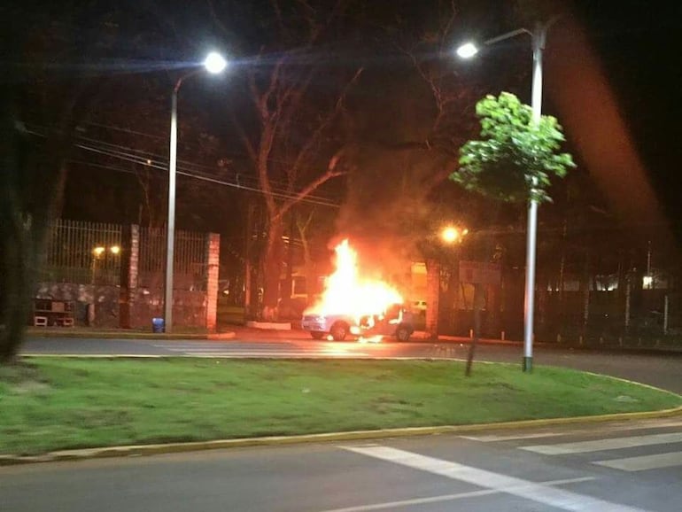 Los criminales incendieron un vehículo frente al portón de la Dirección de la Policía, para obstaculizar la reacción de los agentes.