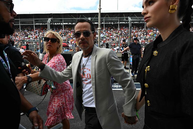 Marc Anthony y Nadia Ferreira llegando al Miami International Autodrome en Miami Gardens, Florida, para ser parte del Gran Premio de Fórmula 1.