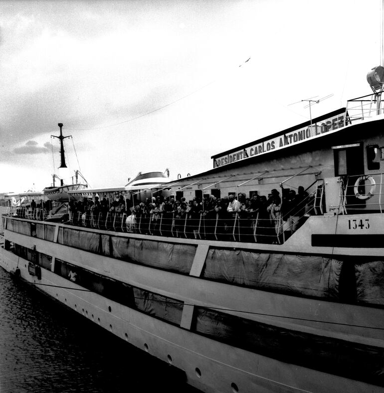 El buque Carlos A. López a su llegada a Asunción repleto de turistas uruguayos.