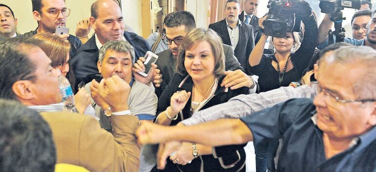 El senador Nelson Aguinagalde (izq.) recibió ayer un golpe de puño de su
colega Luis Alberto Wagner (der.), en días previos al intento de enmienda constitucional y la quema del Congreso.