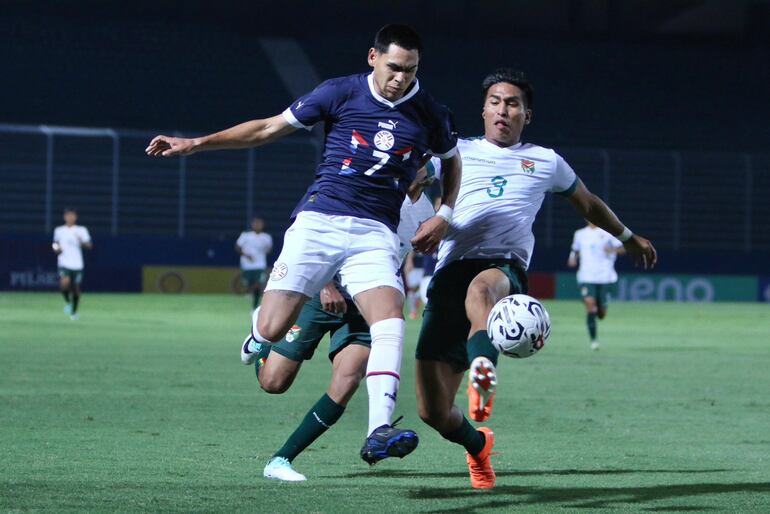 Gustavo Caballero, futbolista de la selección paraguaya Sub 23, pelea por el balón en el amistoso con miras al Preolímpico 2024.