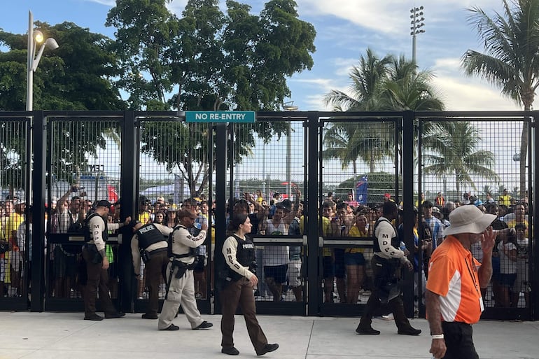 El ingreso al Hard Rock Stadium para la final de la Copa América 2024 fue desbordado por hinchas colombianos y argentinos, obligando al retraso del inicio del partido entre Argentina y Colombia. 