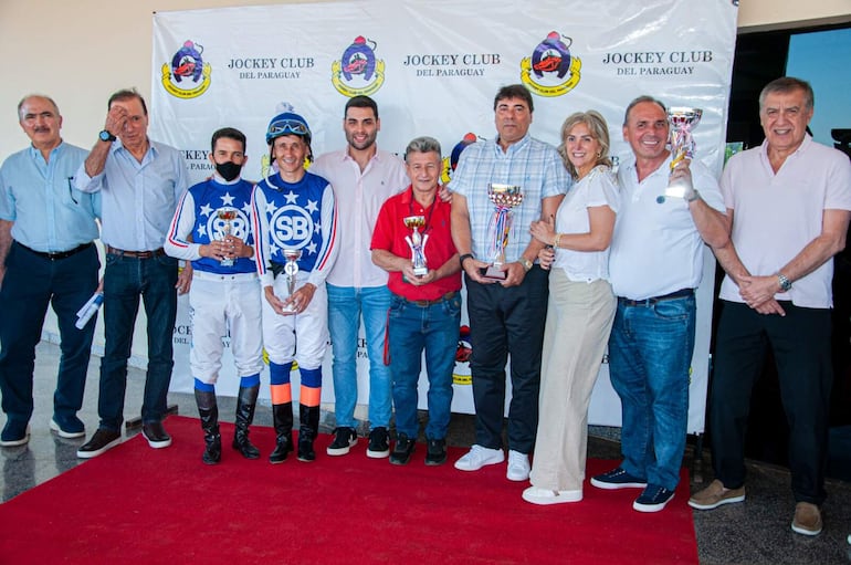 La familia Coscia festejó la victoria de sus tresañeros Celebration y Full Moon Cat en el tercer paso de la Triple Corona.