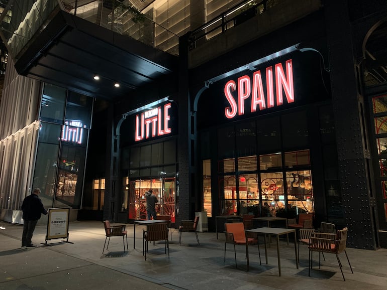 Little Spain. Un mercado que ofrece lo mejor de la gastronomía, bebidas y cultura españolas, creado por el mundialmente famoso chef José Andrés y los hermanos Adrià. Nueva York.