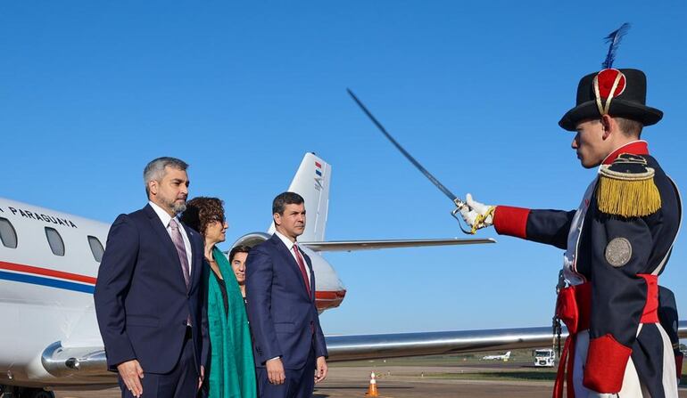 Mario Abdo y Santi Peña ya están en Argentina para la Cumbre de Mercosur