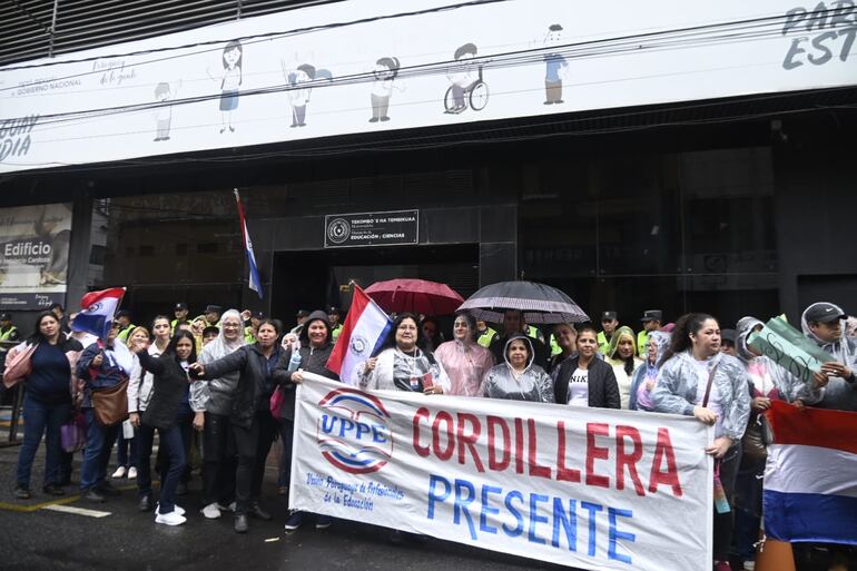 Docentes portan un pasacalles de la Unión Paraguaya de Profesionales de la Educación, del departamento de Cordillera.